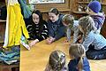 Neuntklässlerinnen der Realschule beim Vorlesen im Waldkindergarten.