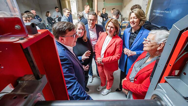 Das Foto zeigt Patrick Döring, Prokurist von KLT (von links, Volker Bräutigam, Professor an der THWS, die Landtagsabgeordnete Martina Gießübel, die Bundestagsabgeordnete Anja Weisgerber und die zweite Bürgermeisterin der Stadt Schweinfurt, Sorya Lippert, bei der Einweihungsfeier. Das Foto zeigt Patrick Döring, Prokurist von KLT (von links, Volker Bräutigam, Professor an der THWS, die Landtagsabgeordnete Martina Gießübel, die Bundestagsabgeordnete Anja Weisgerber und die zweite Bürgermeisterin der Stadt Schweinfurt, Sorya Lippert, bei der Einweihungsfeier.