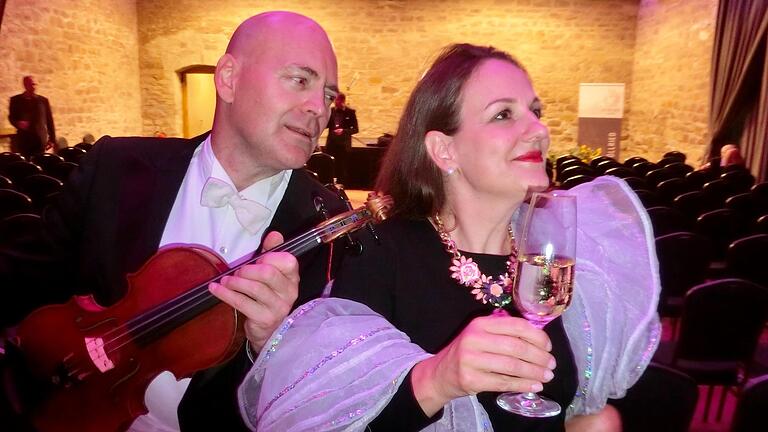 Violinist Florian Meierott und Moderatorin Silvia Kirchhof (hier verkleidet als 'Königin' Riesling) im Saal von Gut Wöllried. Foto: Herbert Kriener