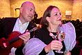 Violinist Florian Meierott und Moderatorin Silvia Kirchhof (hier verkleidet als 'Königin' Riesling) im Saal von Gut Wöllried. Foto: Herbert Kriener