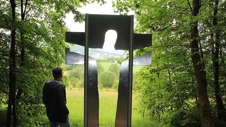 Eine der zwölf Wegstationen auf dem Weg der Besinnung in Bad Kissingen. Sie heißt 'Ausblick'. Foto: Charlotte Wittnebel-Schmitz       -  Eine der zwölf Wegstationen auf dem Weg der Besinnung in Bad Kissingen. Sie heißt 'Ausblick'. Foto: Charlotte Wittnebel-Schmitz