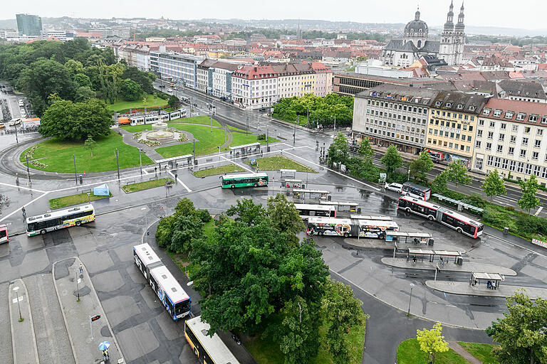 Der zentrale Busbahnhof am Würzburger Hauptbahnhof soll umgestaltet werden. Der Blick vom sogenannten Posthochhaus zeigt die jetzige Situation.