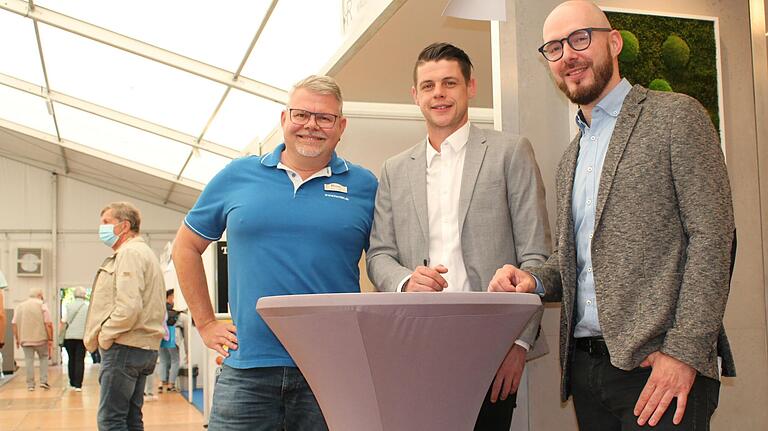 Sehen an ihren Ständen auf der Mainfranken-Messe nicht das schnelle Geld im Vordergrund: Spanndecken-Anbieter Sebastian Gerber (von rechts) aus Bergtheim, Malermeister Christopher Rockelmann und Installateurmeister Dirk Herrlein (beide Würzburg).