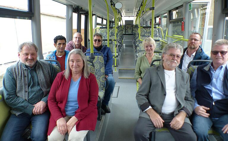 Das Danzberger-Fahrerteam. Vorne links: Roland und Ute Danzberger, rechts daneben die beiden ältesten Fahrer Erich Christ und Karlheinz Knuth.