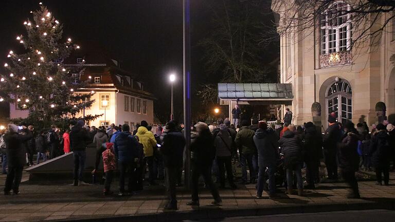 Vor dem Theater legten die Demonstranten einen Stopp ein, bevor es sie weiter ums Altstadtkarree zog.       -  Vor dem Theater legten die Demonstranten einen Stopp ein, bevor es sie weiter ums Altstadtkarree zog.