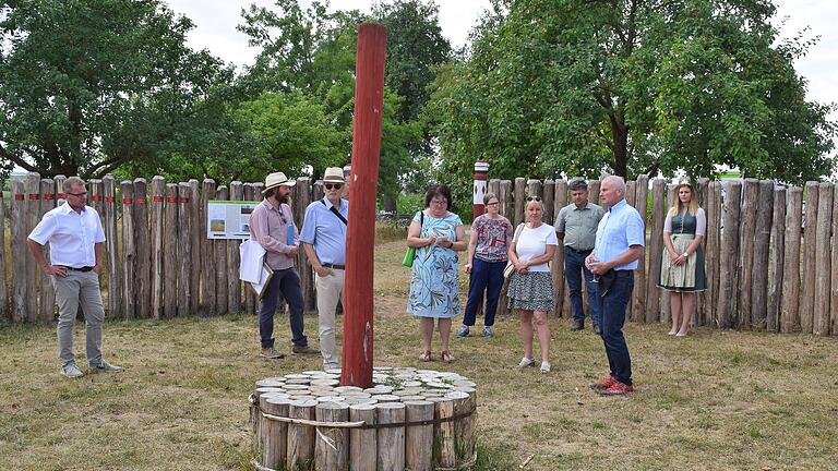 Helmut Heitzer (Zweiter von rechts) erläuterte Sabine Weigand (Vierte von rechts) und Gästen der Denkmalschutztour die Kreisgrabenanlage bei Ippesheim.