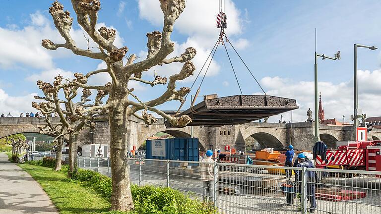 Die Bauarbeiten finden unterhalb der Alten Mainbrücke in Würzburg statt. Ein Zaun mit Sichtschutz soll die Arbeitenden wie die Passanten schützen. Die Bauarbeiten finden unterhalb der Alten Mainbrücke in Würzburg statt. Ein Zaun mit Sichtschutz soll die Arbeitenden wie die Passanten schützen.