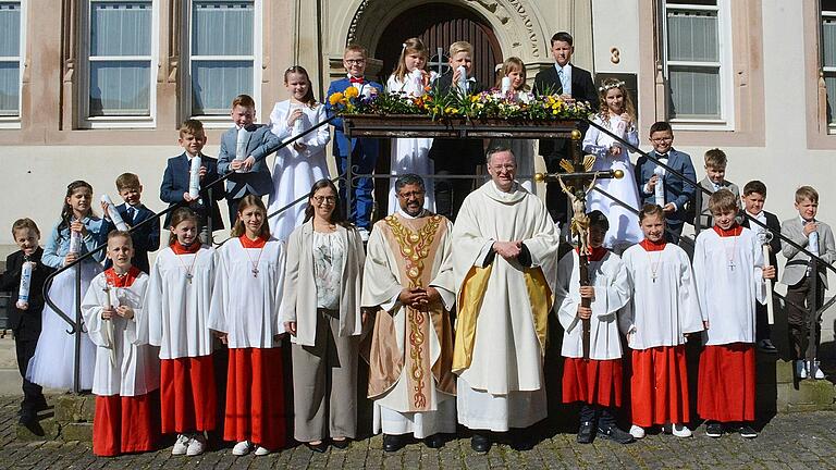 Die Erstkommunionkinder von Bad Königshofen mit dem Altardienst. Die Erstkommunionkinder von Bad Königshofen mit dem Altardienst.