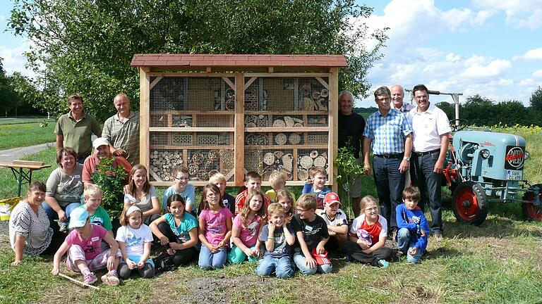 Ergebnis einer gelungenen Ferienspaßaktion 2014: Ein Insektenhotel, das auch nach zehn Jahren noch ein ideales Zuhause für Kleintiere bietet. Beteiligt waren außer den Kindern (von links): Karin Birkner, Nicole und Michael Firsching, Klaus Fischer, Rainer Werner, Georg Laufer, Frank Bauer, Hans Geus und Bernd Wolf.