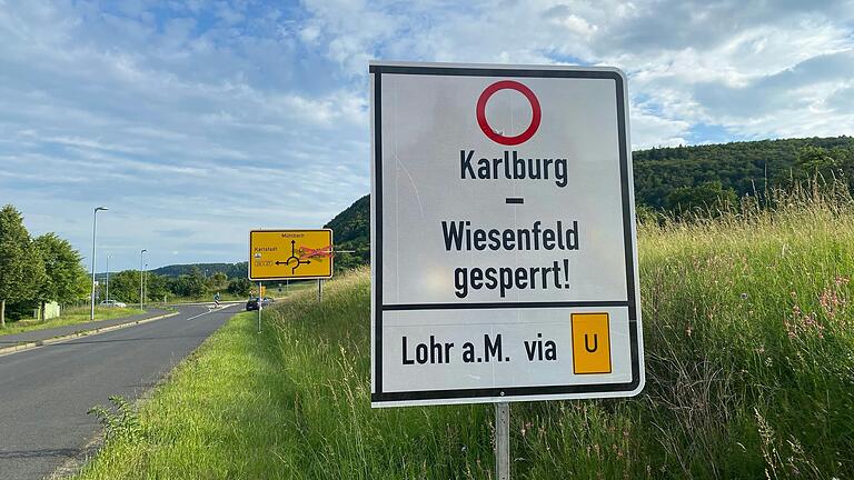 Von Karlburger Seite aus weist bereits ein Schild auf die Sperrung in Fahrtrichtung Lohr hin. Spätestens ab Anfang Juli soll stattdessen die Umleitung über die B26 genutzt werden.