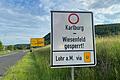 Von Karlburger Seite aus weist bereits ein Schild auf die Sperrung in Fahrtrichtung Lohr hin. Spätestens ab Anfang Juli soll stattdessen die Umleitung über die B26 genutzt werden.