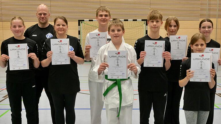 Prüflinge und Prüfer (von links): Ellen Wagner, Bernhard Höfling (Prüfer/Trainer), Cornelia Hörichs, Noah Lauerer, Ben Lauerer, Kilian Schelbert, Muriel Weth, Ida Schelbert, Leyla Christ.