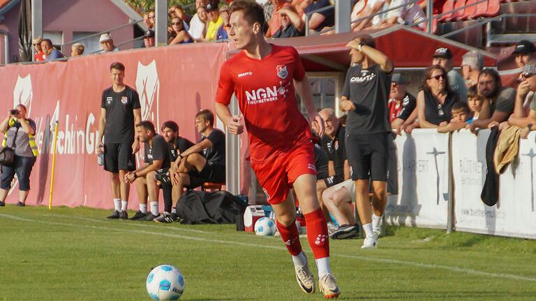 Loris Maier (Bild vom Spiel gegen Burghausen) kam von den Stuttgarter Kickers zum TSV Aubstadt und brachte zuletzt viel Schwung in die TSV-Offensive.