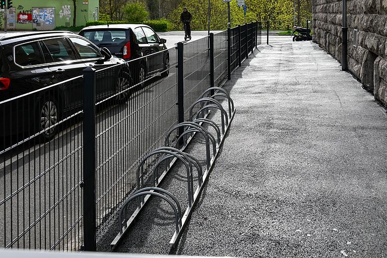 So sah der Vorgarten in der Arndtstraße im Frühjahr aus. Hecke und Pflanzen waren entfernt und Asphalt aufgebracht worden. So sah der Vorgarten in der Arndtstraße im Frühjahr aus. Hecke und Pflanzen waren entfernt und Asphalt aufgebracht worden.