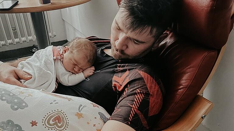 Müde, aber glücklich: Papa Tobias Engel und seine am Weltfrauentag 2025 geborene Tochter Maila ruhen sich zusammen aus. Müde, aber glücklich: Papa Tobias Engel und seine am Weltfrauentag 2025 geborene Tochter Maila ruhen sich zusammen aus.