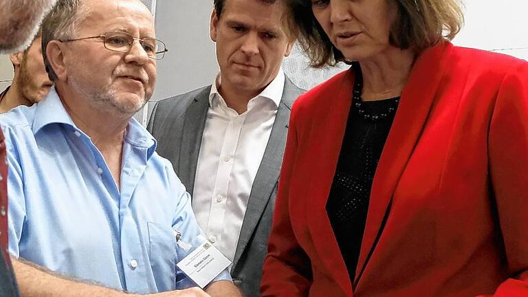 Mitarbeiter Klemens Damm auf Tuchfühlung mit der Staatsministerin. Mitarbeiter Klemens Damm auf Tuchfühlung mit der Staatsministerin.