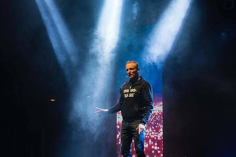 Michl Müller unterhielt das Publikum beim Kultursommer Schweinfurt mit seinem Programm 'Verrückt nach Müller'.