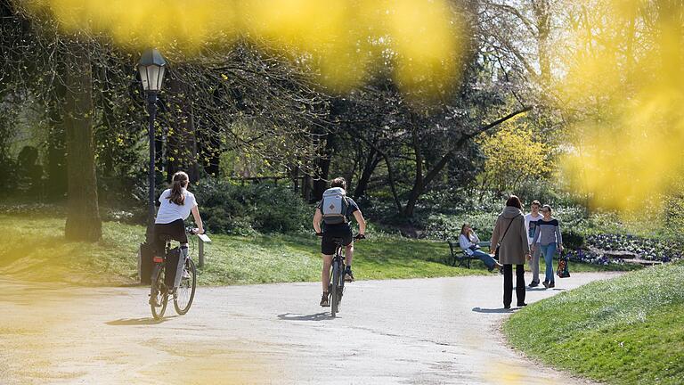 Eigentlich nicht erlaubt: Fahrrad fahren im Ringpark.