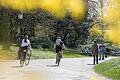 Eigentlich nicht erlaubt: Fahrrad fahren im Ringpark.