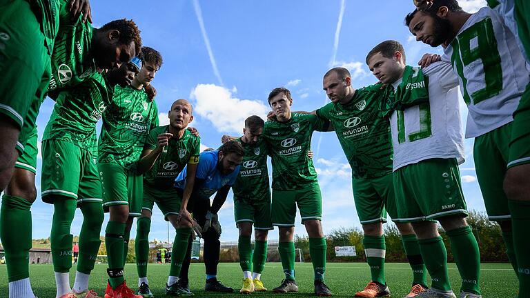 Alle für einen: Die Mannschaft des SV Heidingsfeld bildet vor dem Anstoß einen Kreis.