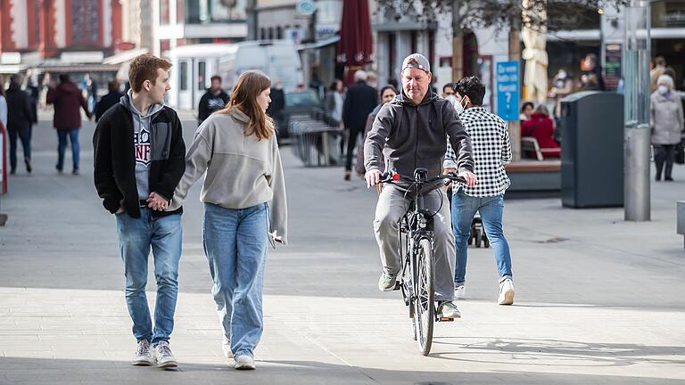 Ein Radfahrverbot in der Fußgängerzone auf dem Markplatz scheiterte im Juni im Ausschuss für Planung, Umwelt und Mobilität des Stadtrats nur knapp.