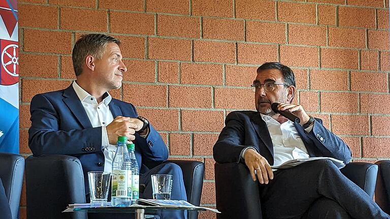 Der Bayerische Gesundheitsminister Klaus Holetschek stellte sich den Bürgerinnen und Bürgern beim Pflege-Talk in der Sinngrundhalle in Burgsinn.&nbsp;