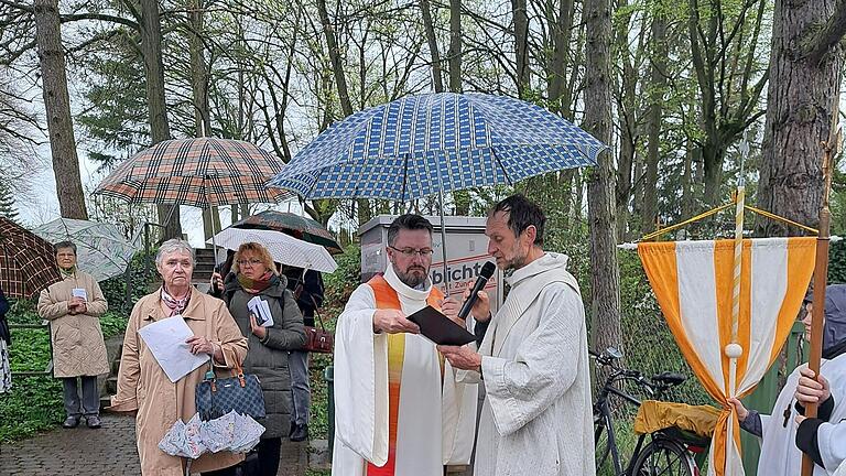 Auf dem Foto. Gläubige beim Emmausgang 2024.