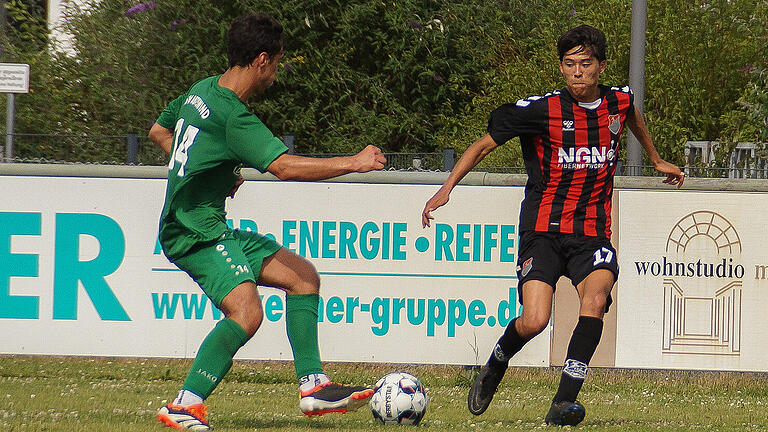 Testspiel TSV Aubstadt       -  Unser Bild zeigt Piet Scheurer vom TSV Aubstadt (rechts) im Duell mit Hannes Bauer (TSV Abtswind).