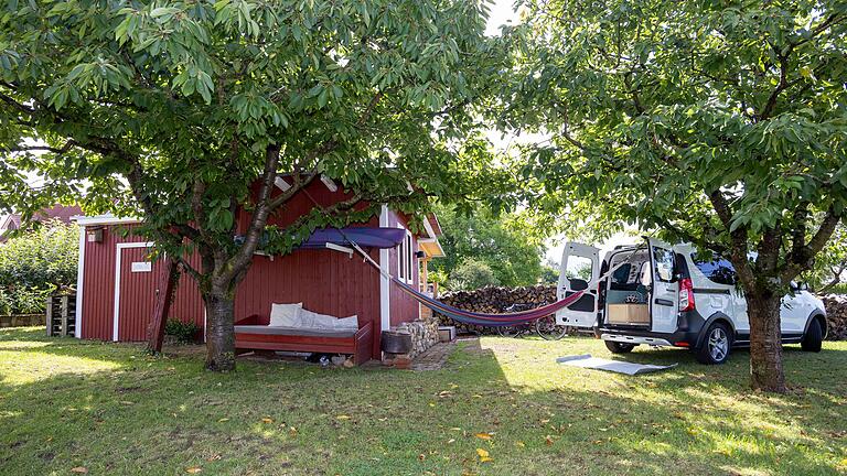 Der private Stellplatz 'Lebensart' von Familie Hofmann aus Grettstadt ist mit einer Grillstelle, einer Outdoor-Küche, einer Dusche und einem Toilettenhäuschen ausgestattet.