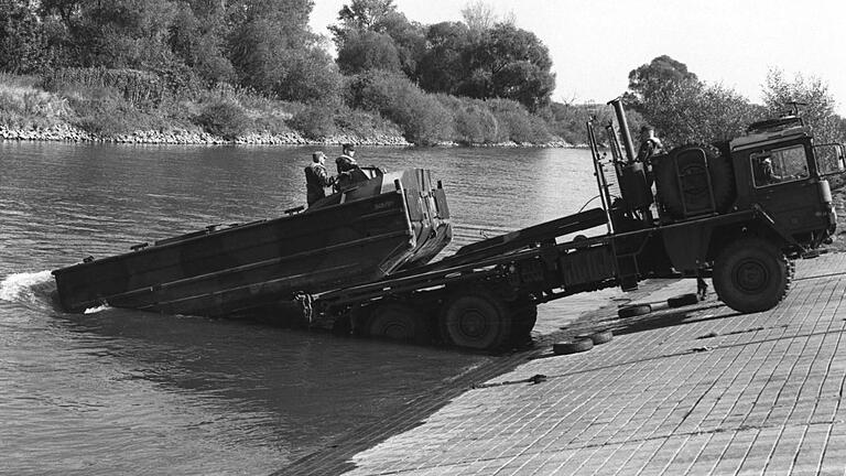 Brückenschlag mit dem Faltschwimmbrückengerät: Im Herbst 1997 zeigte die Garnison Volkach rund 7000 Besuchern ihr Können.