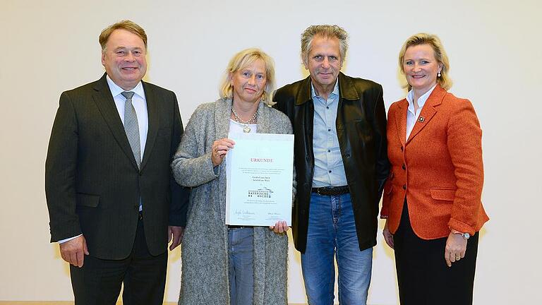 Irene und Bernd Staudt bei der Preisverleihung &bdquo;Ausgezeichnete Bayerische Küche&ldquo; mit Staatsminister Helmut Brunner (links) und Angela Inselkammer (rechts), der Präsidentin des Bayerischen Hotel- und Gaststättenverband. Foto: Fotoreport Irmi Gessner