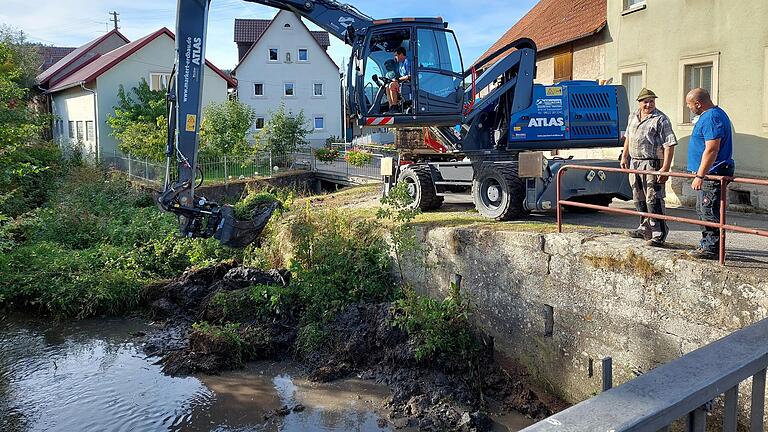 Die Anzeige ist vom Tisch: Als Daniel Markert (im Bagger) und Mitstreiter im Oktober in Tretzendorf Hochwassersedimente ausbaggerten,&nbsp;hätten sie nie mit Ärger gerechnet.