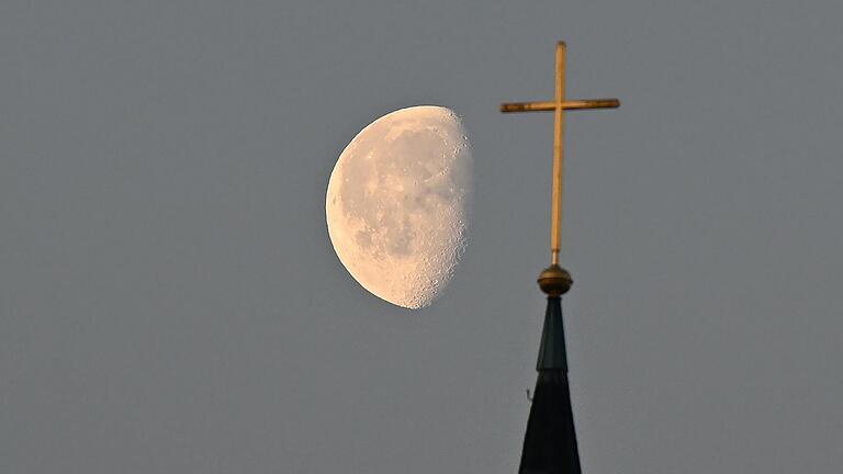 Werden sie im Landkreis Haßberge eine aktive Rollen bei der Bekämpfung der aktuellen Flüchtlingskrise spielen - die Kirchen (hier ein Symbolbild) und ihre Pfarrerinnen und Pfarrer?