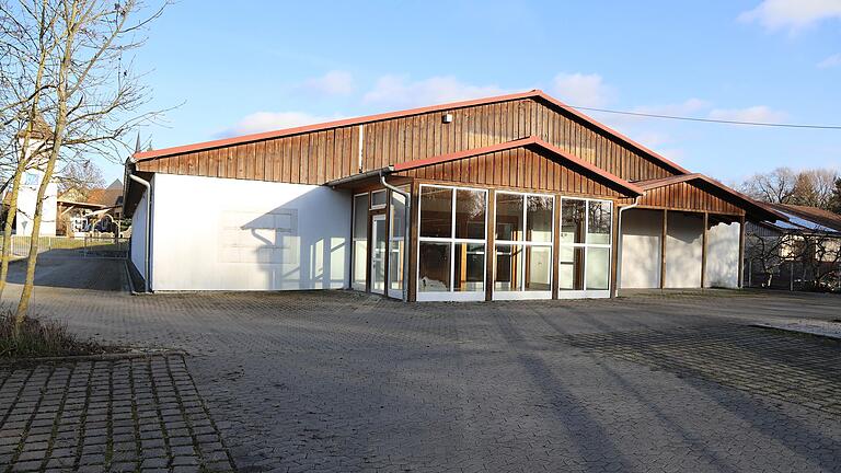 Zum April 2023 hat der Edeka-Markt seine Türen geschlossen. Bald schon wird die lange leerstehende Immobilie am Ortsrand von Oberschwarzach wieder gewerblich genutzt. Zum April 2023 hat der Edeka-Markt seine Türen geschlossen. Bald schon wird die lange leerstehende Immobilie am Ortsrand von Oberschwarzach wieder gewerblich genutzt.