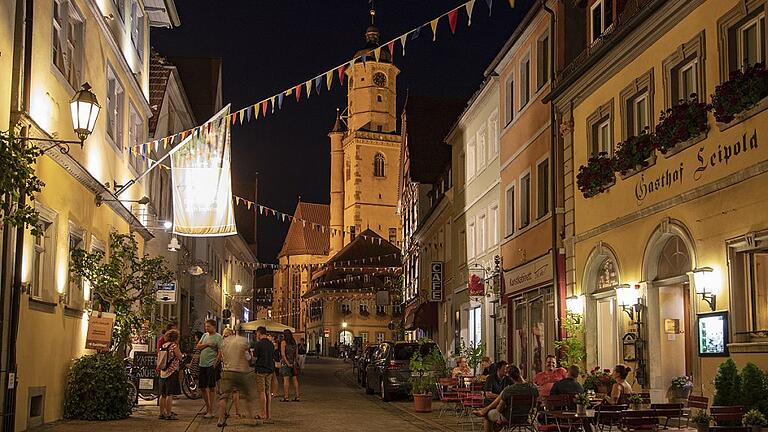 Volkachs Altstadt an einem lauen Sommerabend, Anziehungspunkt für viele Touristen. Diese stellen einen bedeutenden Wirtschaftsfaktor für die Stadt dar, wie eine neue Studie belegt.