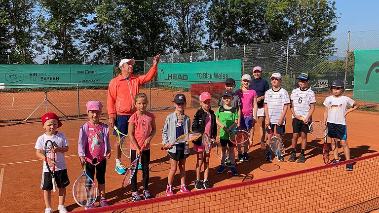 Die Teilnehmer bei Spiel und Spaß am Tennisplatz.