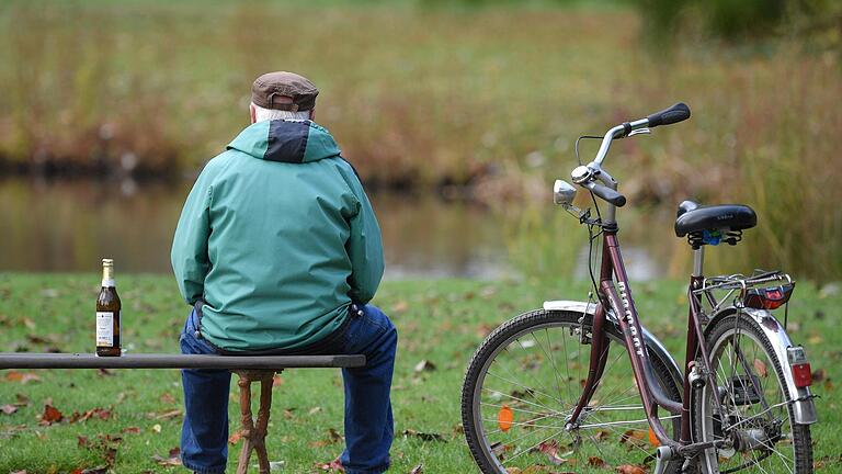 Allein im Alter.jpeg       -  Rentnerinnen und Rentner bekommen die Rente immer länger. Doch wie lange?