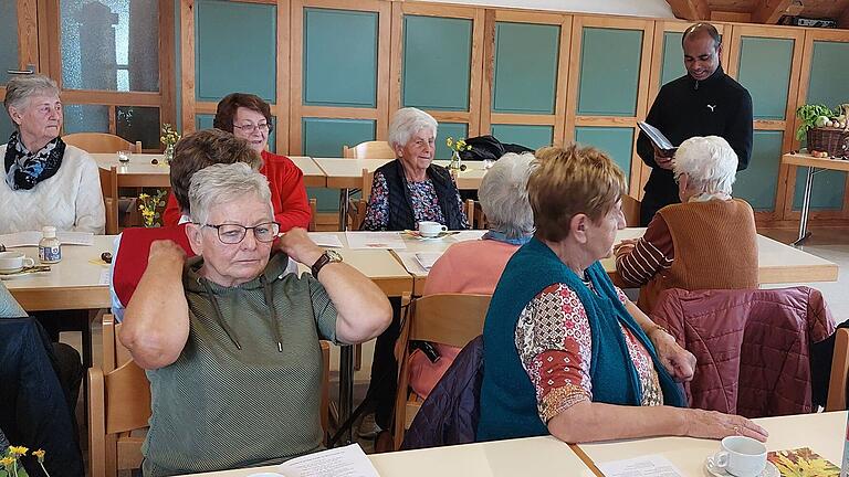 Im bild: Gemeindepfarrer Pater Jose segnete die anwesenden Gäste beim neu belebten Erntedankfest in Eichenhausen und brachte den traditionellen Segen zurück in die Dorfgemeinschaft.