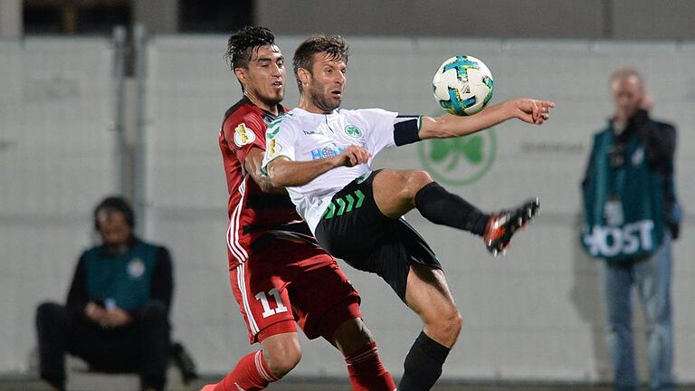 SpVgg Greuther Fürth - FC Ingolstadt 04       -  Fürths Marco Caligiuri (r) schirmt den Ball gegen den Ingolstädter Dario Lezcano ab. Foto: Timm Schamberger