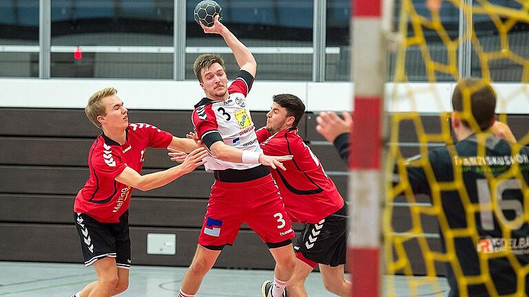 Auf Rechtsaußen wird Benedikt Kleinhenz (am Ball) zum Einsatz kommen. Laut Geschäftsführer Dieter Schulz gehört Kleinhenz wieder zum Kader der ersten HSC-Mannschaft. Auf Rechtsaußen wird Benedikt Kleinhenz (am Ball) zum Einsatz kommen. Laut Geschäftsführer Dieter Schulz gehört Kleinhenz wieder zum Kader der ersten HSC-Mannschaft.