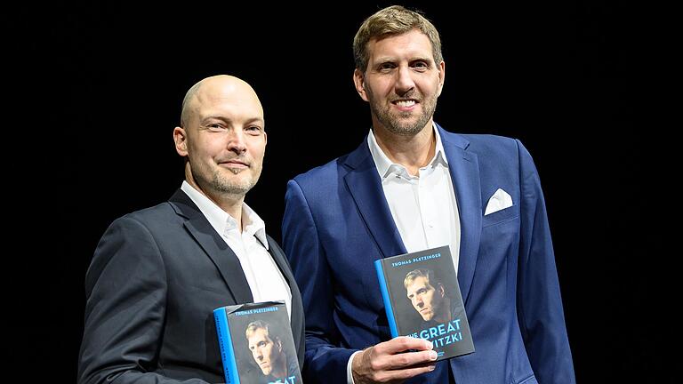 Der zurückgetretene Basketballer Dirk Nowitzki (rechts) mit Buchautor Thomas Pletzinger.