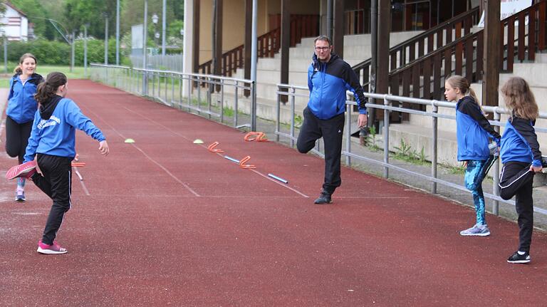 Trainer Timo Zirnsak achtet auch bei der Gymnastik genau auf den richtigen Abstand.