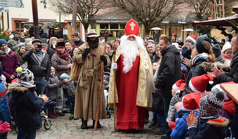 Dichtes Gedränge wird es dieses Jahr nicht geben: Vor allem die Kinder freuten sich über den Besuch von Nikolaus und Knecht Ruprecht auf dem Gemündener Weihnachtsmarkt 2018.