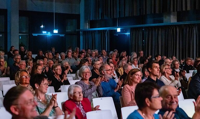 Begeistertes Publikum beim Benefizkonzert des Bundespolizeiorchesters München.