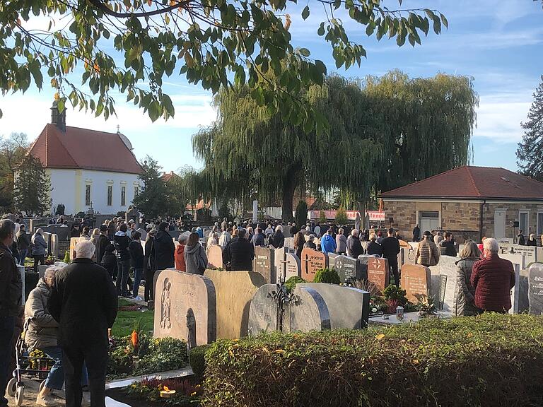 Hunderte Menschen waren am Allerheiligen-Nachmittag zur Andacht auf dem Gerolzhöfer Friedhof gekommen. Hunderte Menschen waren am Allerheiligen-Nachmittag zur Andacht auf dem Gerolzhöfer Friedhof gekommen.