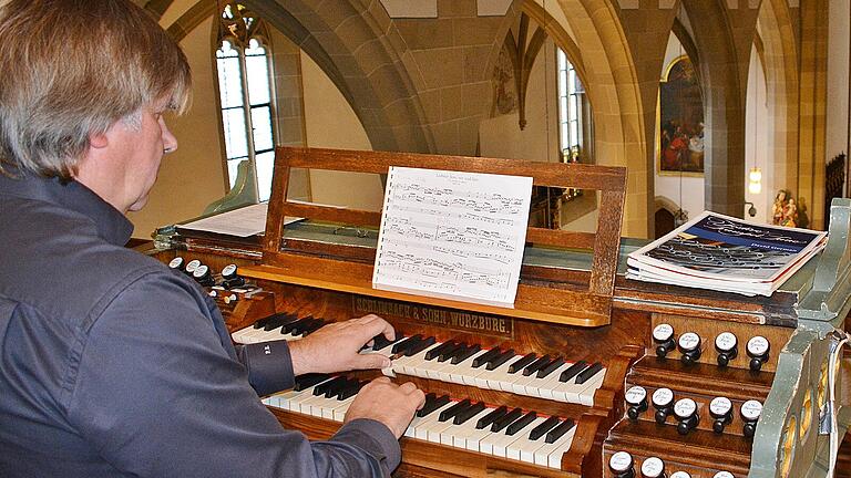 Peter Rottmann bei einem Konzert in der Stadtpfarrkirche Bad Königshofen an der historischen Schlimbach-Orgel.