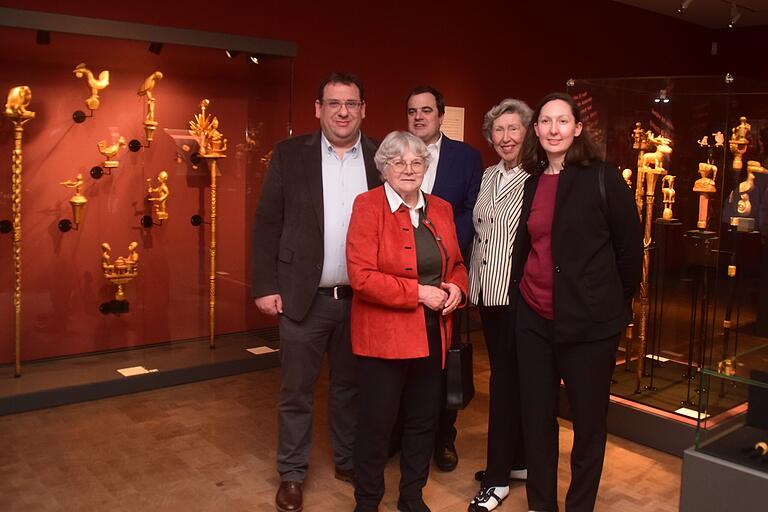 Inmitten goldener Objekte (von links): Markus Mergenthaler, Eva Liaunig, Peter Liaunig, Ingrid Knauf und Elisabeth Wassertheurer. Inmitten goldener Objekte (von links): Markus Mergenthaler, Eva Liaunig, Peter Liaunig, Ingrid Knauf und Elisabeth Wassertheurer.