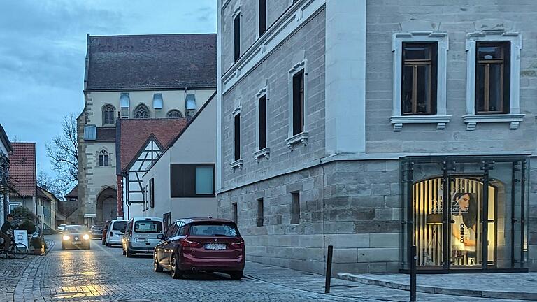 Wenn es Nacht wird in Iphofen, sollen nach Vorstellung der Verkehrsplaner die meisten Autos raus aus der Altstadt. Wenn es Nacht wird in Iphofen, sollen nach Vorstellung der Verkehrsplaner die meisten Autos raus aus der Altstadt.