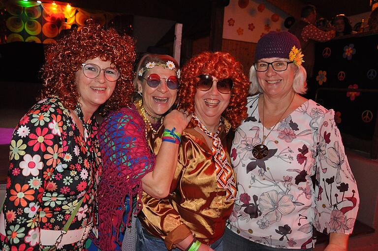 Diese vier 'Altweiber' waren bei der Party in Aidhausen sichtlich gut gelaunt.
