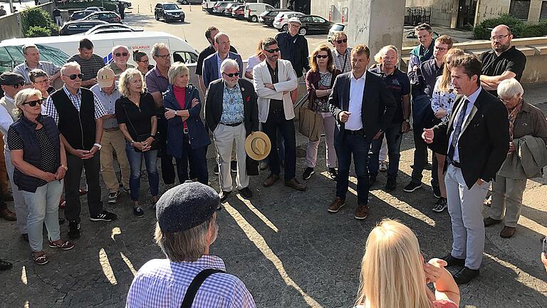 Oberbürgermeister Christian Schuchardt (rechts im Bild) begrüßte an der Posthalle rund 60 Bewohner der Äußeren Pleich zum Info-Rundgang.
